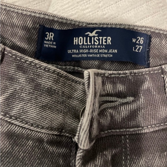 Hollister Ultra High Rise Gray Distressed Acid Wash Mom Jeans - Picture 5 of 7